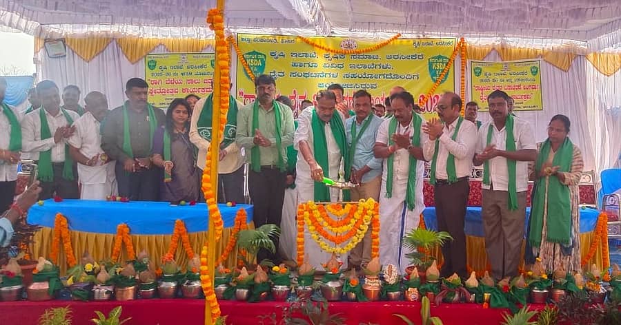 ಅರಸೀಕೆರೆಯ ತಾಲ್ಲೂಕು ಕಚೇರಿ ಆವರಣದಲ್ಲಿ ಮಂಗಳವಾರ ಆಯೋಜಿಸಿದ್ದ ರೈತ ದಿನಾಚರಣೆಯನ್ನು ಶಾಸಕ ಕೆ.ಎಂ. ಶಿವಲಿಂಗೇಗೌಡ ಉದ್ಘಾಟಿಸಿದರು.