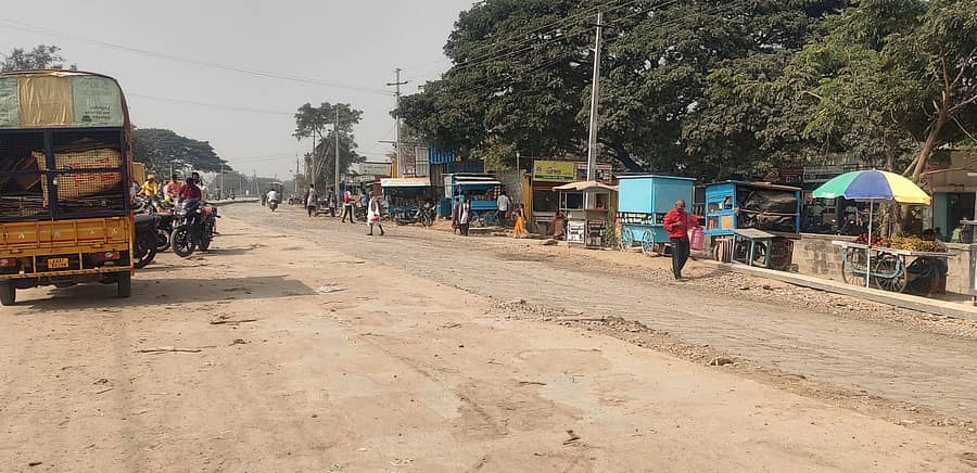 ಅಳವಂಡಿ ಗ್ರಾಮದಲ್ಲಿ ನಡೆಯುತ್ತಿರುವ ರಸ್ತೆ ಕಾಮಗಾರಿ ಅರ್ಧಕ್ಕೆ ನಿಂತಿರುವುದು