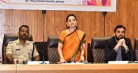 ಧಾರವಾಡದ ಜಿಲ್ಲಾಪಂಚಾಯಿತಿ ಸಭಾಂಗಣದಲ್ಲಿ ಏರ್ಪಡಿಸಿದ್ದ ಅಭಿನಂದನಾ ಸಮಾರಂಭದಲ್ಲಿ ಜಿಲ್ಲಾಧಿಕಾರಿ ದಿವ್ಯಪ್ರಭು ಮಾತನಾಡಿದರು 