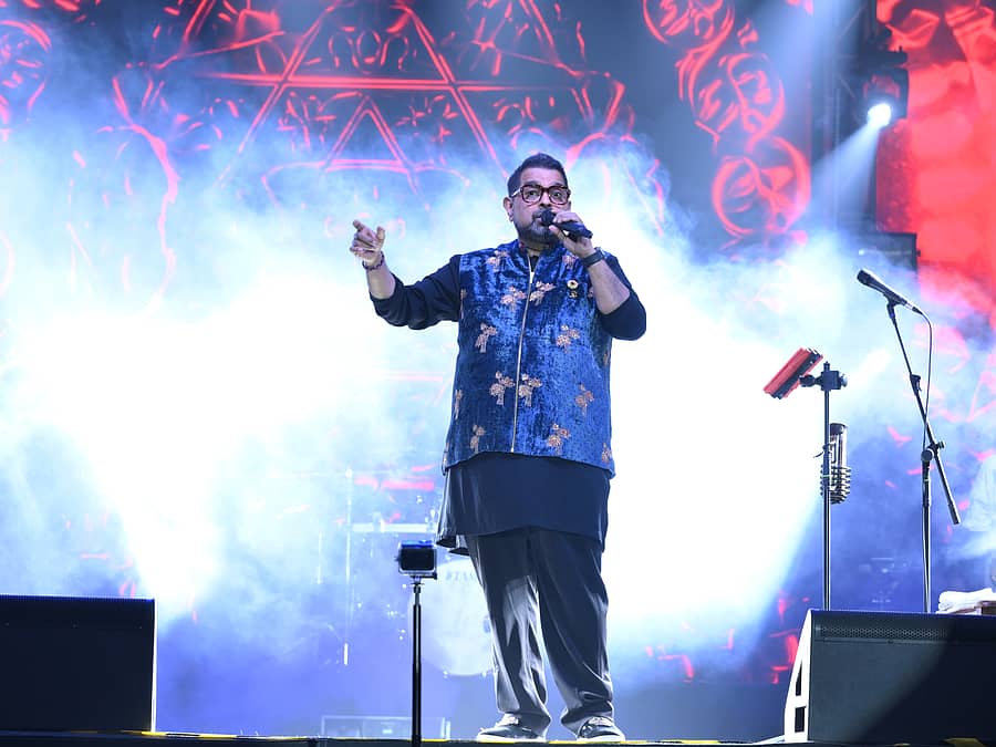 ಗಾಯಕ ಶಂಕರ ಮಹಾದೇವನ್ ಅವರು ಕಾರವಾರದ ಮಯೂರ ವರ್ಮ ವೇದಿಕೆಯಲ್ಲಿ ಹಾಡಿದರು.