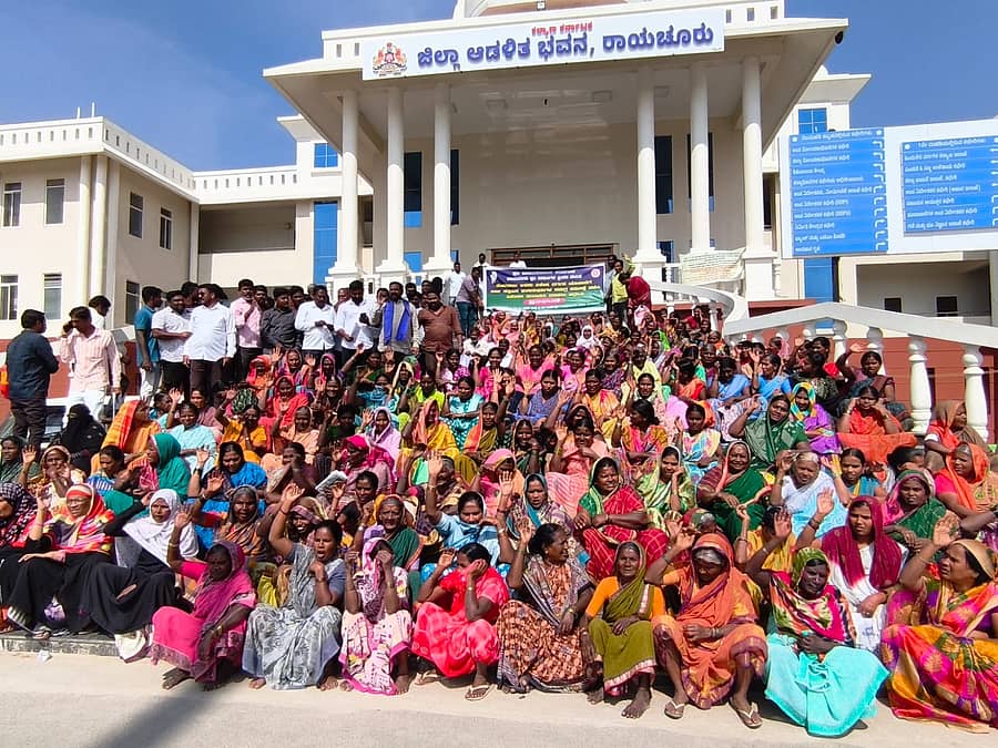 ರಾಯಚೂರು ಜಿಲ್ಲಾಧಿಕಾರಿ ಕಚೇರಿ ಎದುರು ಸ್ಲಂ ನಿವಾಸಿಗಳ ಕ್ರಿಯಾ ವೇದಿಕೆ ವತಿಯಿಂದ ಮಂಗಳವಾರ ಪ್ರತಿಭಟನೆ ನಡೆಸಲಾಯಿತು