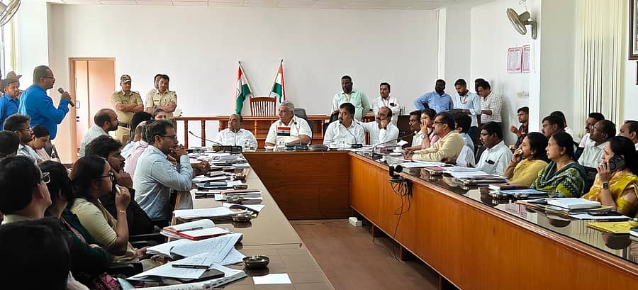 ಚಾಮರಾಜನಗರ ಜಿಲ್ಲಾಧಿಕಾರಿ ಕಚೇರಿ ಸಭಾಂಗಣದಲ್ಲಿ ಜಿಲ್ಲಾ ಉಸ್ತುವಾರಿ ಸಚಿವೆ ಕೆ.ವೆಂಕಟೇಶ್ ನೇತೃತ್ವದಲ್ಲಿ ಕಂದಾಯ, ಅರಣ್ಯ, ಕುಡಿಯುವ ನೀರು ಹಾಗೂ ಇತರ ವಿಷಯಗಳಿಗೆ ಸಂಬಂಧಪಟ್ಟಂತೆ ಪ್ರಗತಿ ಪರಿಶೀಲನಾ ಸಭೆ ನಡೆಯಿತು