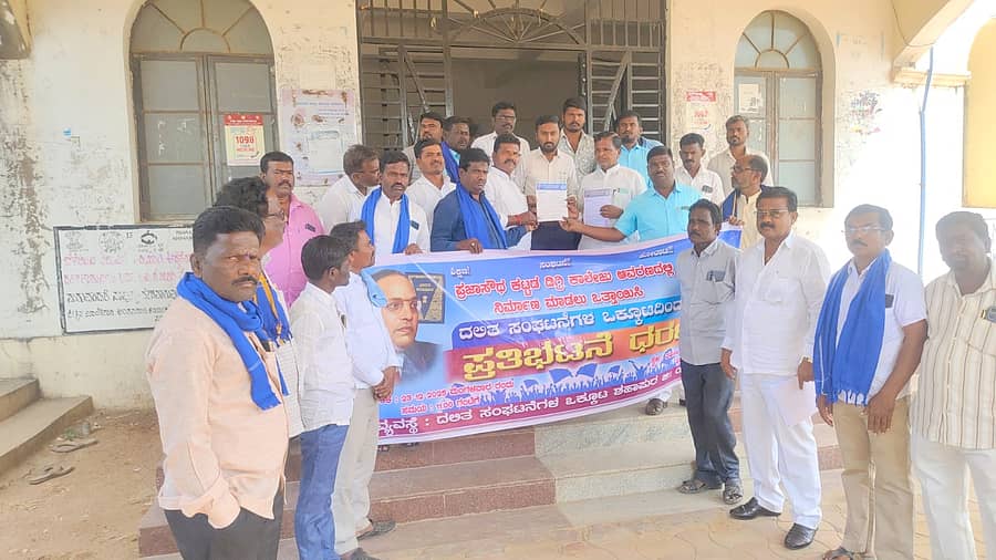 ಶಹಾಪುರ ತಹಶೀಲ್ದಾರ್‌ ಸಿದ್ಧಾರೂಢ ಬನ್ನಿಕೊಪ್ಪ ಅವರಿಗೆ ಮಂಗಳವಾರ ದಲಿತ ಸಂಘಟನೆಗಳ ಒಕ್ಕೂಟದ ಮುಖಂಡರು ಮನವಿ ಸಲ್ಲಿಸಿದರು