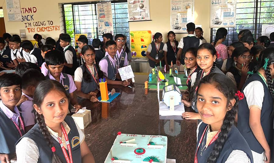 ಮೊಳಕಾಲ್ಮುರಿನ ಆದರ್ಶ ಕೇಂದೀಯ ಶಾಲೆಯಲ್ಲಿ ಸೋಮವಾರ ಗಣಿತ ವಸ್ತು ಪ್ರದರ್ಶನ ಹಮ್ಮಿಕೊಳ್ಳಲಾಗಿತ್ತು