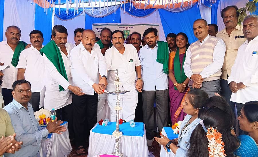 ಕುಂದಗೋಳ ಕೃಷಿ ಇಲಾಖೆಯಿಂದ ನಡೆದ ರೈತ‌ ದಿನಾಚರಣೆ ಕಾರ್ಯಕ್ರಮವನ್ನು ಶಾಸಕ ಎಂ.ಆರ್.ಪಾಟೀಲ ಹಾಗೂ ಗಣ್ಯರು ಉದ್ಘಾಟಿಸಿದರು