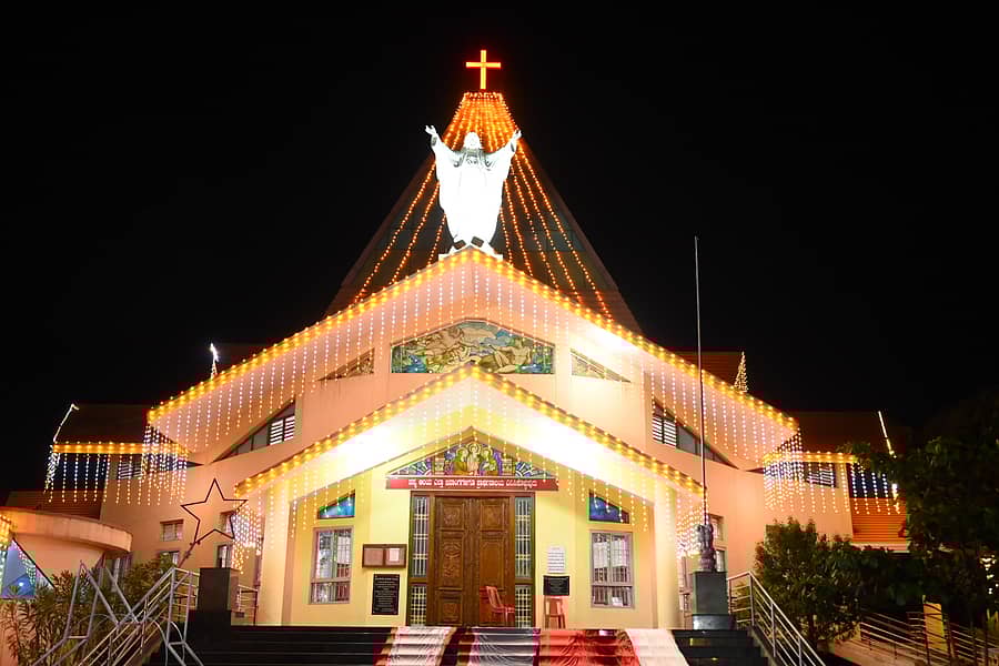 ಬೀದರ್–ಹೈದರಾಬಾದ್ ರಸ್ತೆಯಲ್ಲಿರುವ ಸಂತ ಜೋಸೆಫ್ ಚರ್ಚ್ ಅನ್ನು ವಿದ್ಯುತ್ ದೀಪಗಳಿಂದ ಅಲಂಕರಿಸಿರುವುದು