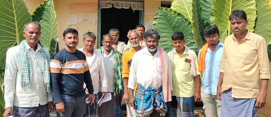 ಹೂವಿನಹಡಗಲಿ ತಾಲ್ಲೂಕು ಮೈಲಾರ ಪಶು ಆಸ್ಪತ್ರೆ ಮುಂದೆ ಕುರಿಗಾಹಿಗಳು ಪ್ರತಿಭಟಿಸಿದರು