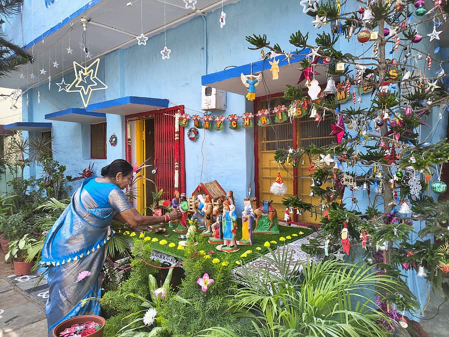 ರಾಯಚೂರು ನಗರದ ನಿವಾಸಿ ರಾಣಿ ರಿಚರ್ಡ್ ಅವರು ಕ್ರಿಸ್ಮಸ್ ಹಬ್ಬದ ಅಂಗವಾಗಿ ತಮ್ಮ ಮನೆಗಳಲ್ಲಿ ಅಲಂಕಾರ ಮಾಡುತ್ತಿರುವುದು