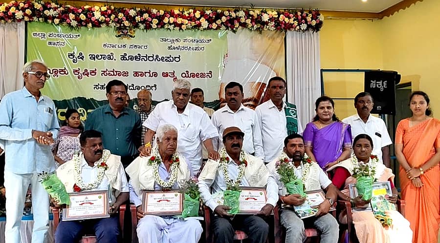 <div class="paragraphs"><p>ಹೊಳೆನರಸೀಪುರ ಶಿಕ್ಷಕರ ಭವನದಲ್ಲಿ ಮಂಗಳವಾರ ಕೃಷಿ ಇಲಾಖೆ ಆಯೋಜಿಸಿದ್ದ ರೈತರ ದಿನಾಚರಣೆ ಕಾರ್ಯಕ್ರಮದಲ್ಲಿ ಶಾಸಕ ಎಚ್.ಡಿ.ರೇವಣ್ಣ ಕೃಷಿ ಕ್ಷೇತ್ರದಲ್ಲಿ ಸಾಧನೆ ಮಾಡಿದ ರೈತರಿಗೆ ಶ್ರೇಷ್ಠ ಕೃಷಿಕ ಪ್ರಶಸ್ತಿ ನೀಡಿ ಗೌರವಿಸಿದರು</p></div>