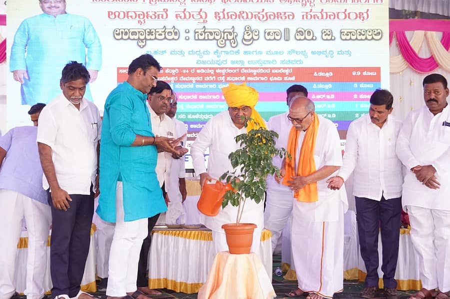 ಸಾರವಾಡದಲ್ಲಿ ಮಂಗಳವಾರ ವಿವಿಧ ಅಭಿವೃದ್ಧಿ ಕಾಮಗಾರಿಗಳ ಭೂಮಿಪೂಜೆ ಕಾರ್ಯಕ್ರಮವನ್ನು ಸಚಿವ ಎಂ. ಬಿ. ಪಾಟೀಲ ಉದ್ಘಾಟಿಸಿದರು