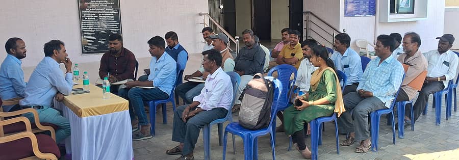 ಸಂತೇಮರಹಳ್ಳಿ ಚಾಮುಂಡೇಶ್ವರಿ ವಿದ್ಯುತ್ ಸರಬರಾಜು ಉಪ ವಿಭಾಗ ಕಚೇರಿ ಆವರಣದಲ್ಲಿ ನಡೆದ ಜನ ಸಂಪರ್ಕ ಸಭೆಯಲ್ಲಿ ಚಾಮರಾಜನಗರ ಇಇ ಪ್ರದೀಪ್ ಕುಮಾರ್ ಮಾತನಾಡಿದರು