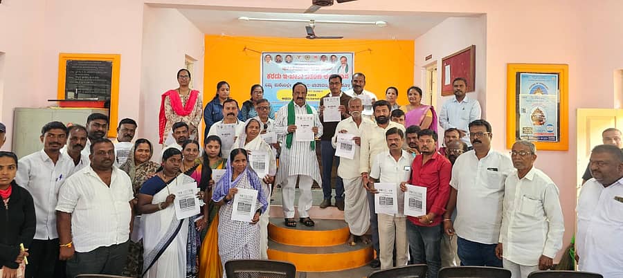 ನವಲಗುಂದ ಪಟ್ಟಣ ಪುರಸಭೆಯಲ್ಲಿ ಕರಡು ಇ-ಖಾತಾ ವಿತರಣಾ ಕಾರ್ಯಕ್ರಮಕ್ಕೆ ಶಾಸಕ ಎನ್.ಎಚ್.ಕೋನರಡ್ಡಿ ಚಾಲನೆ ನೀಡಿದರು