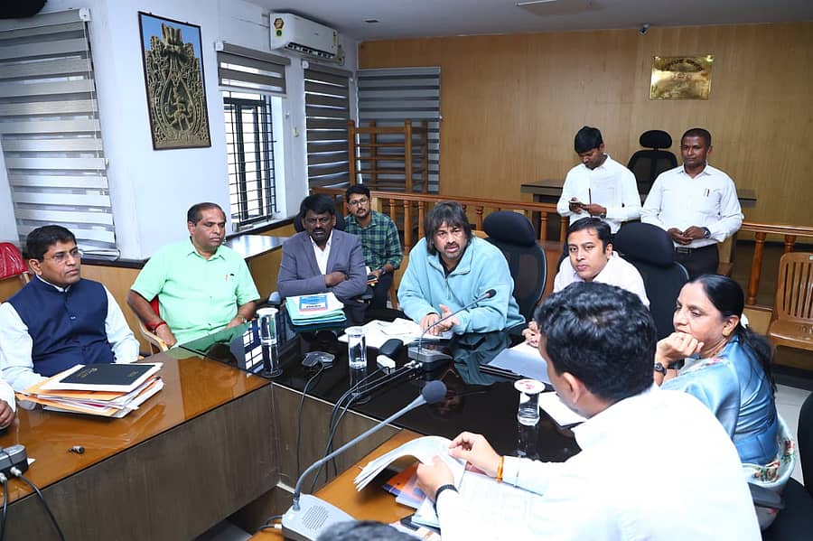 ಶಿವಮೊಗ್ಗದಲ್ಲಿ ಬುಧವಾರ ಜಿಲ್ಲಾಧಿಕಾರಿ ಕಚೇರಿಯಲ್ಲಿ ಸಚಿವ ಮಧು ಬಂಗಾರಪ್ಪ ಅಧಿಕಾರಿಗಳ ಸಭೆ ನಡೆಸಿದರು