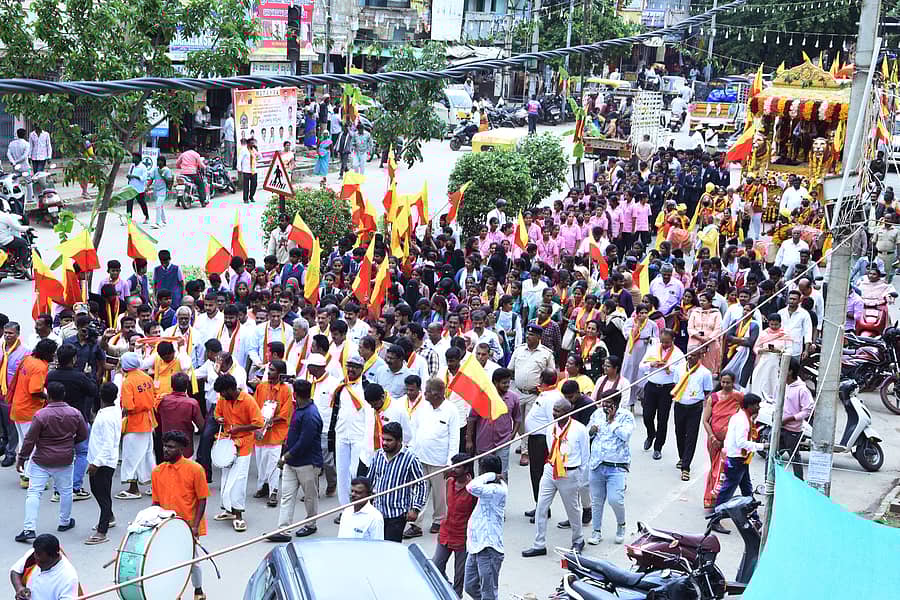 ಚಿಕ್ಕಬಳ್ಳಾಪುರದಲ್ಲಿ ಜಿಲ್ಲಾ ಸಾಹಿತ್ಯ ಸಮ್ಮೇಳನದ ಮೆರವಣಿಗೆ