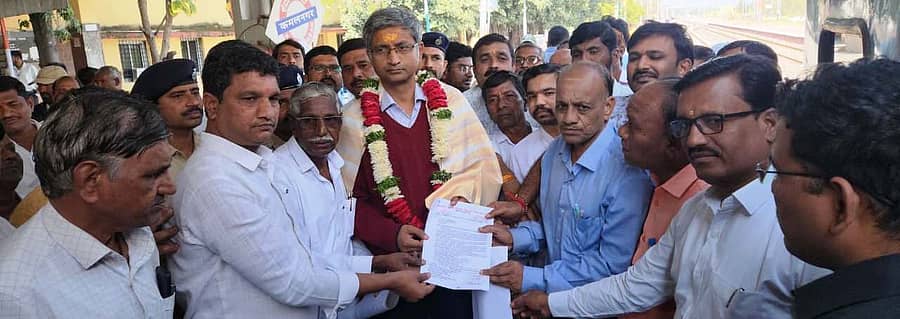 ಕಮಲನಗರದಲ್ಲಿ ಬುಧವಾರ ವಿವಿಧ ಸಂಘಟನೆಯ ಕಾರ್ಯಕರ್ತರು ದಕ್ಷಿಣ ಮಧ್ಯ ರೈಲ್ವೆ ವಿಭಾಗದ ವಿಭಾಗೀಯ ವ್ಯವಸ್ಥಾಪಕರಿಗೆ ಮನವಿ ಪತ್ರ ಸಲ್ಲಿಸಿದರು