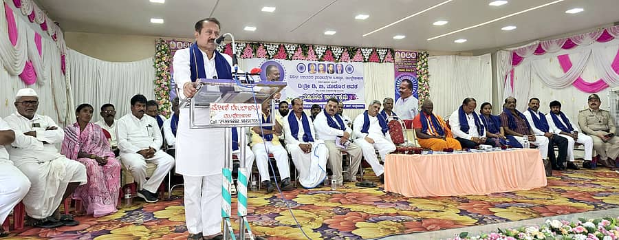 ಮುದ್ದೇಬಿಹಾಳ ಪಟ್ಟಣದ ಟಾಪ್ ಇನ್ ಟೌನ್ ಫಂಕ್ಷನ್ ಹಾಲ್ನಲ್ಲಿ ಬುಧವಾರ ಹಮ್ಮಿಕೊಂಡಿದ್ದ ದಲಿತ ಸಂಘರ್ಷ ಸಮಿತಿ ರಾಜ್ಯ ಸಂಘಟನಾ ಸಂಚಾಲಕ ಡಿ.ಬಿ.ಮುದೂರ ನುಡಿನಮನ ಕಾರ್ಯಕ್ರಮದಲ್ಲಿ ಶಾಸಕ ಸಿ.ಎಸ್.ನಾಡಗೌಡ ಮಾತನಾಡಿದರು