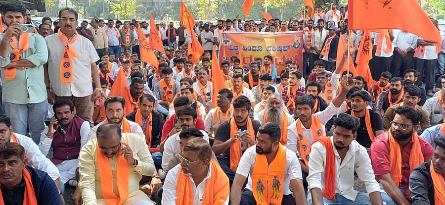 ಹಿಂದುತ್ವ ಪರ ಸಂಘಟನೆಗಳ ಕಾರ್ಯಕರ್ತರು ಬುಧವಾರ ಹಾಸನದ ಜಿಲ್ಲಾಧಿಕಾರಿ ಕಚೇರಿ ಎದುರು ಪ್ರತಿಭಟನೆ ನಡೆಸಿದರು.