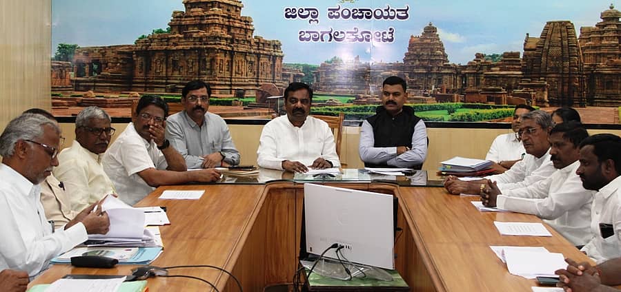 ಬಾಗಲಕೋಟೆಯಲ್ಲಿ ಬುಧವಾರ ನಡೆದ ಗ್ಯಾರಂಟಿ ಯೋಜನೆಗಳ ಅನುಷ್ಠಾನ ಸಮಿತಿಯ ಸಭೆಯಲ್ಲಿ ಅಧ್ಯಕ್ಷ ಅನೀಲಕುಮಾರ ದಡ್ಡಿ ಮಾತನಾಡಿದರು
