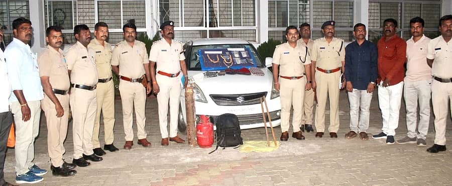 ಕಳ್ಳತನ ಮಾಡಿದ್ದ ಚಿನ್ನಾಭರಣ, ನಗದಿನೊಂದಿಗೆಪೊಲೀಸ್‌ ಸಿಬ್ಬಂದಿ