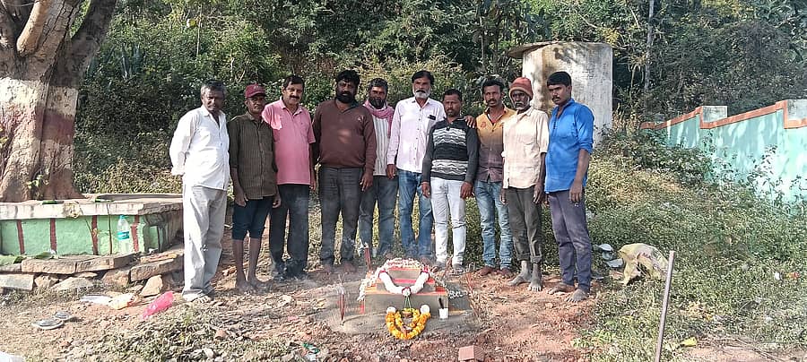 ನಂದಗುಡಿಯ ಅಭಯ ಆಂಜನೇಯ ಸ್ವಾಮಿ ದೇವಾಲಯದ ಪಕ್ಕದಲ್ಲಿ ಮೃತಪಟ್ಟ ಕೋತಿ ಅಂತ್ಯಸಂಸ್ಕಾರ ನಡೆಸಿ, ಸಮಾಧಿ ನಿರ್ಮಿಸಿ ಯುವಕರು