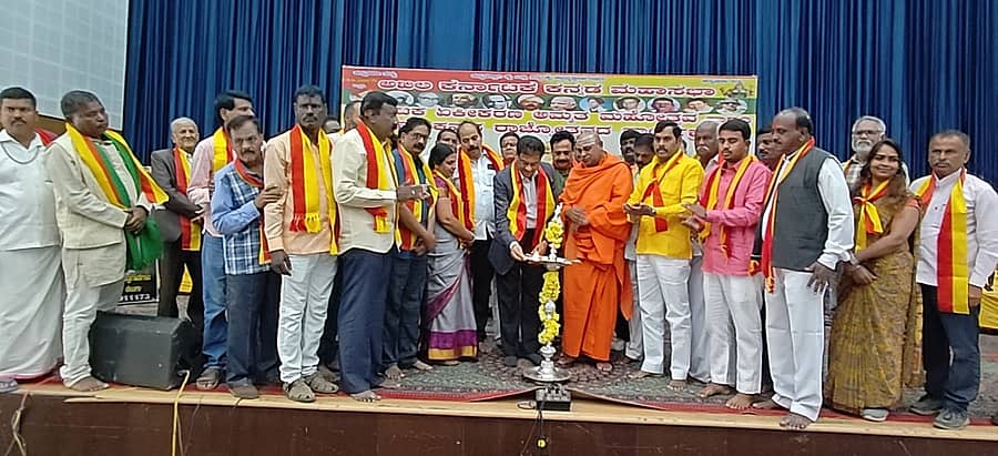 ಚಾಮರಾಜನಗರದ ವರನಟ ಡಾ.ರಾಜಕುಮಾರ್ ಜಿಲ್ಲಾ ರಂಗಮಂದಿರದಲ್ಲಿ ಬುಧವಾರ ಅಖಿಲ ಭಾರತ ಕನ್ನಡ ಮಹಾಸಭಾದ ವತಿಯಿಂದ ಹಮ್ಮಿಕೊಂಡಿದ್ದ ಕರ್ನಾಟಕ ಏಕೀಕರಣ ಅಮೃತ ಮಹೋತ್ಸವ ಹಾಗೂ ಕನ್ನಡ ರಾಜ್ಯೋತ್ಸವ ಕಾರ್ಯಕ್ರಮವನ್ನು ಮೈಸೂರು ವಿವಿ ವಿಶ್ರಾಂತ ಕುಲಪತಿ ಕೆ.ಎಸ್.ರಂಗಪ್ಪ ಉದ್ಘಾಟಿಸಿದರು