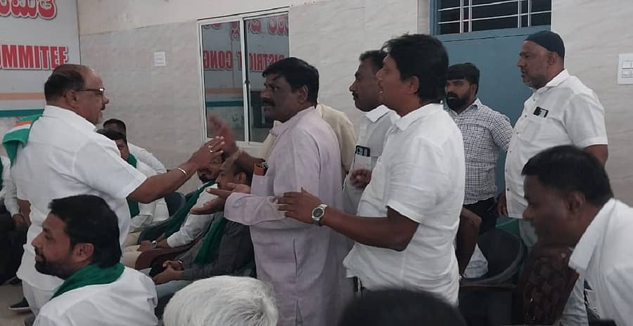 ಕೋಲಾರದಲ್ಲಿ ಬುಧವಾರ ನಡೆದ ಜಿಲ್ಲಾ ಕಿಸಾನ್ ಕಾಂಗ್ರೆಸ್ ಘಟಕದ ಸಭೆಯಲ್ಲಿ ಬಣಗಳ ಜಗಳ