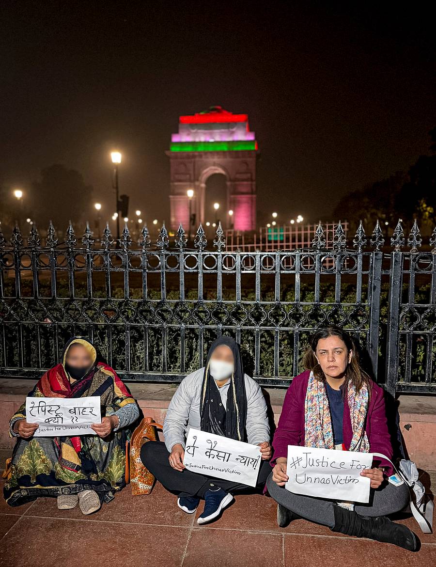 <div class="paragraphs"><p>ಉನ್ನಾವೊ ಅತ್ಯಾಚಾರ ಪ್ರಕರಣದ ಸಂತ್ರಸ್ತೆಯ ಜೊತೆ ವಕೀಲೆ ಯೋಗಿತಾ ಭಯಾನ ದೆಹಲಿಯ ಇಂಡಿಯಾಗೇಟ್‌ ಬಳಿ ಪ್ರತಿಭಟನೆ ನಡೆಸಿದರು</p></div>