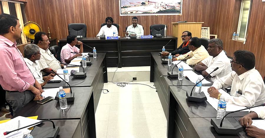 ಮೊಳಕಾಲ್ಮುರಿನಲ್ಲಿ ಮಂಗಳವಾರ ಗ್ಯಾರೆಂಟಿ ಯೋಜನೆಗಳ ಅನುಷ್ಠಾನ ಮೇಲುಸ್ತುವಾರಿ ಸಮಿತಿ ಸಭೆ ನಡೆಯಿತು.