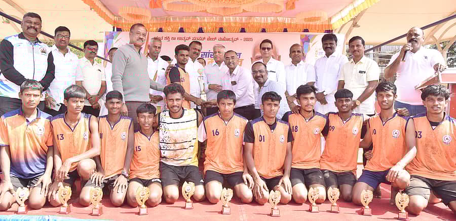 ತುಮಕೂರಿನಲ್ಲಿ ಬುಧವಾರ ನಡೆದ ಸಂಸದ ಖೇಲ್‌ ಮಹೋತ್ಸವ ಕ್ರೀಡಾಕೂಟದಲ್ಲಿ ಕೊಕ್ಕೊ ಪಂದ್ಯ ಗೆದ್ದ ವಿವೇಕಾನಂದ ಕ್ರೀಡಾ ಸಂಸ್ಥೆ ತಂಡಕ್ಕೆ ಪ್ರಶಸ್ತಿ ವಿತರಿಸಲಾಯಿತು. ಕೇಂದ್ರ ಜಲ ಶಕ್ತಿ, ರೈಲ್ವೆ ಖಾತೆ ರಾಜ್ಯ ಸಚಿವ ವಿ.ಸೋಮಣ್ಣ, ಶಾಸಕ ಜಿ.ಬಿ.ಜ್ಯೋತಿಗಣೇಶ್, ಮುಖಂಡರಾದ ಎಚ್.ಎಸ್.ರವಿಶಂಕರ್, ವೈ.ಎಚ್.ಹುಚ್ಚಯ್ಯ ಇತರರು ಪಾಲ್ಗೊಂಡಿದ್ದರು