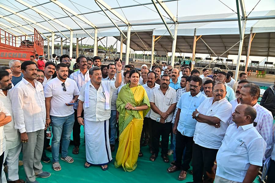 ದಾವಣಗೆರೆಯ ಕಲ್ಲೇಶ್ವರ ಮಿಲ್ ಸಮೀಪದಲ್ಲಿ ಆಯೋಜಿಸಿದ ನುಡಿನಮನ ಕಾರ್ಯಕ್ರಮದ ಸಿದ್ಧತೆಯನ್ನು ಜಿಲ್ಲಾ ಉಸ್ತುವಾರಿ ಸಚಿವ ಎಸ್.ಎಸ್. ಮಲ್ಲಿಕಾರ್ಜುನ್ ಹಾಗೂ ಸಂಸದೆ ಡಾ.ಪ್ರಭಾ ಮಲ್ಲಿಕಾರ್ಜುನ್ ಬುಧವಾರ ಪರಿಶೀಲಿಸಿದರು –ಪ್ರಜಾವಾಣಿ ಚಿತ್ರ