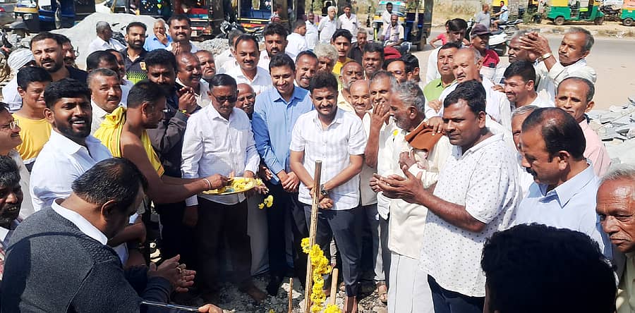 ಹಿರೀಸಾವೆಯ ಶ್ರೀಕಂಠಯ್ಯ ವೃತ್ತದಲ್ಲಿ ಪ್ರಯಾಣಿಕರ ತಂಗುದಾಣ ನಿರ್ಮಾಣದ ಕಾಮಗಾರಿಗೆ ಸಂಸದ ಶ್ರೇಯಸ್ ಪಟೇಲ್ ಬುಧವಾರ ಚಾಲನೆ ನೀಡಿದರು. ಕವಿಕಾ ನಿಗಮದ ಅಧ್ಯಕ್ಷ ಲಲಿತಾ ರಾಘವ್, ಮಾಜಿ ಶಾಸಕ ಪುಟ್ಟೇಗೌಡ ಮತ್ತಿತರರು ಇದ್ದರು.