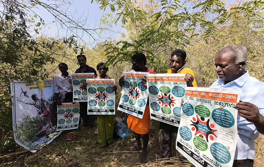 ಹುಣಸೂರು ತಾಲ್ಲೂಕಿನ ತರಿಕಲ್ ರಂಗಯ್ಯನ ಹಾಡಿ ಗಿರಿಜನರು ಗುರುವಾರ ಹಾಲಂಗಂಜಿಹಳ್ಳ ಕಾಡು ಪ್ರವೇಶಿಸಿ ಭಿತ್ತಿಪತ್ರ ಪ್ರದರ್ಶಿಸಿದರು