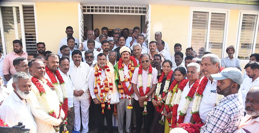 ನಂಜನಗೂಡು ತಾಲ್ಲೂಕು ವ್ಯವಸಾಯೋತ್ಪನ್ನ ಮಾರಾಟ ಸಹಕಾರ ಸಂಘದ ಅಧ್ಯಕ್ಷ ಹಾಗೂ ಉಪಾಧ್ಯಕ್ಷ ಸ್ಥಾನಗಳಿಗೆ ಬುಧವಾರ ನಡೆದ ಚುನಾವಣೆಯಲ್ಲಿ ಅಧ್ಯಕ್ಷರಾಗಿ ಕುರಹಟ್ಟಿ, ಉಪಾಧ್ಯಕ್ಷರಾಗಿ ಹಳ್ಳಿದಿಡ್ಡಿ ಮಹದೇವ್ ಅವಿರೋಧವಾಗಿ ಆಯ್ಕೆಯಾದರು