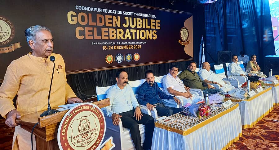 ಕುಂದಾಪುರದ ಡಾ.ಬಿ.ಬಿ.ಹೆಗ್ಡೆ ಕಾಲೇಜಿನಲ್ಲಿ ಬುಧವಾರ ನಡೆದ ಸಿಇಎಸ್ ಸಂಸ್ಥೆಗಳ ಸಿಬ್ಬಂದಿ ಸಮಾಗಮದಲ್ಲಿ ವಿಧಾನಪರಿಷತ್ ಸಭಾಪತಿ ಬಸವರಾಜ್ ಹೊರಟ್ಟಿ ಮಾತನಾಡಿದರು