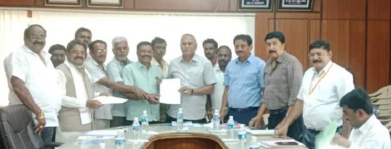 ಕೋಲಾರದಲ್ಲಿ ಜಿಲ್ಲಾ ಹಾಲು ಉತ್ಪಾದಕರ ಸಹಕಾರ ಸಂಘಗಳ ನೌಕರರ ಕ್ಷೇಮಾಭಿವೃದ್ಧಿ ಸಂಘದಿಂದ ಕೋಮುಲ್ ಅಧ್ಯಕ್ಷ ಕೆ.ವೈ.ನಂಜೇಗೌಡ ಹಾಗೂ ಆಡಳಿತ ಮಂಡಳಿ ನಿರ್ದೇಶಕರನ್ನು ಭೇಟಿಯಾಗಿ ಅಭಿನಂದನೆ ಸಲ್ಲಿಸಲಾಯಿತು