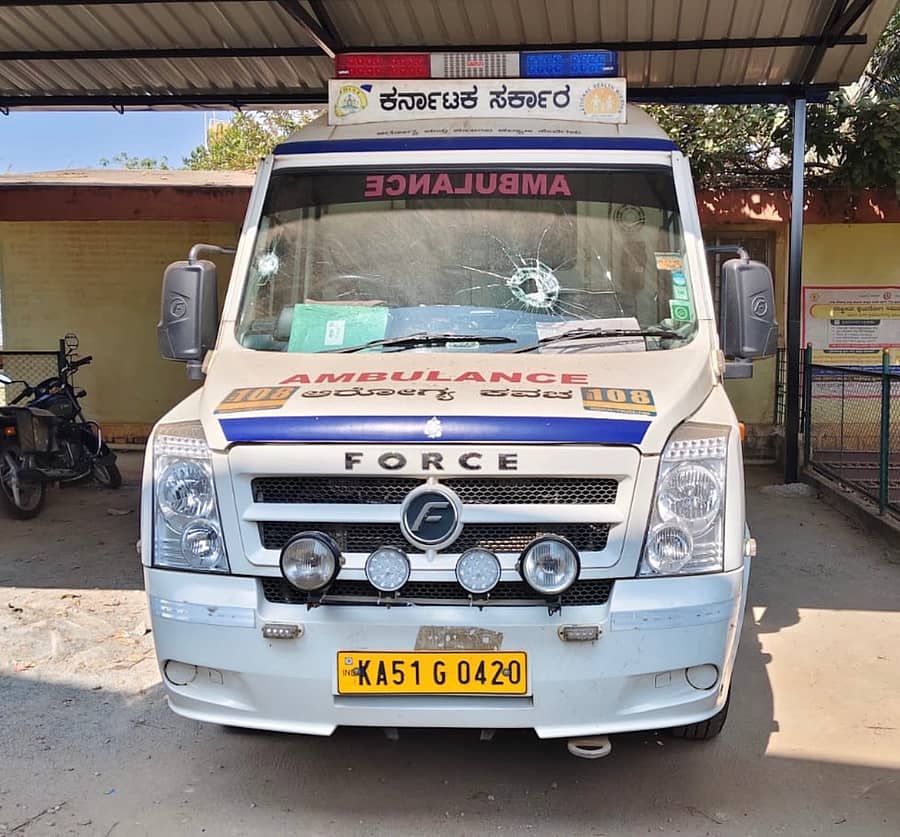 ಸಾಸ್ವೆಹಳ್ಳಿ ಕಲ್ಲುತೂರಾಟದಿಂದ ಜಖಂಗೊಂಡಿರುವ ಆಂಬುಲೆನ್ಸ್