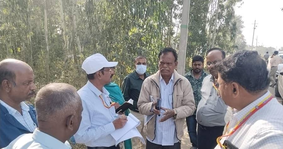 ಮಾಲೂರು ತಾಲ್ಲೂಕಿನಲ್ಲಿ 2021-22ನೇ ಸಾಲಿನಲ್ಲಿ ಪಂಚಾಯತ್ ರಾಜ್ ಎಂಜಿನಿಯರಿಂಗ್ ವಿಭಾಗ ವತಿಯಿಂದ ನಡೆದಿದ್ದ ಕಾಮಗಾರಿಗಳ ಗುಣಮಟ್ಟವನ್ನು ಲೋಕಾಯುಕ್ತ ಅಧಿಕಾರಿಗಳ ತಂಡ ಬುಧವಾರ ತಾಲ್ಲೂಕಿನ ವಿವಿಧ ಸ್ಥಳಗಳಿಗೆ ಭೇಟಿ ನೀಡಿ ಪರಿಶೀಲಿಸಿದರು