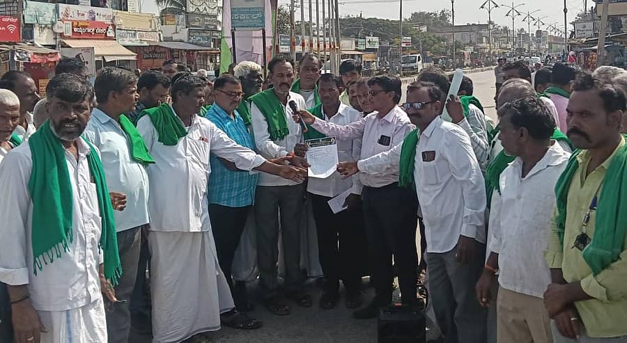 ಕುಕನೂರಿನ ವೀರಭದ್ರಪ್ಪ ವೃತ್ತದಲ್ಲಿ ರೈತ ಮುಖಂಡರು ಮನವಿ ಸಲ್ಲಿಸಿದರು