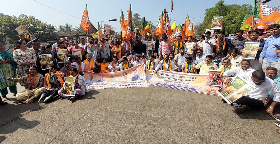 ಬೆಳಗಾವಿಯ ರಾಣಿ ಚನ್ನಮ್ಮನ ವೃತ್ತದಲ್ಲಿ ಬಿಜೆಪಿ ಕಾರ್ಯಕರ್ತರು ಬುಧವಾರ ಪ್ರತಿಭಟನೆ ನಡೆಸಿದರು