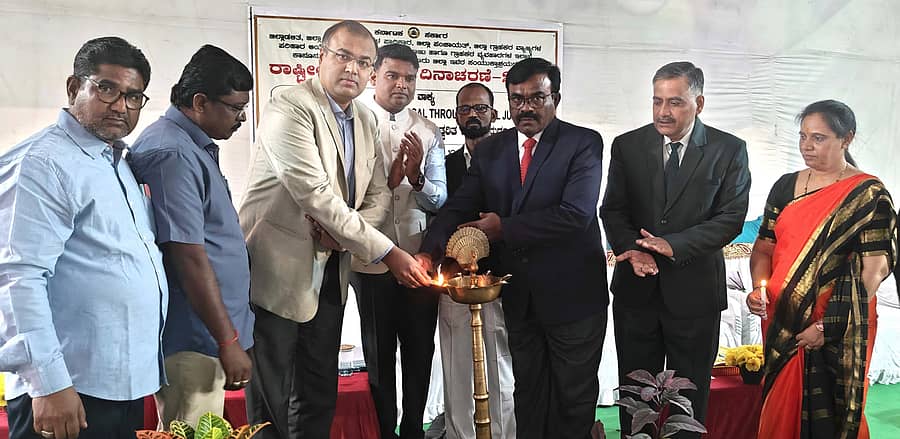 ರಾಯಚೂರು ನಗರದಲ್ಲಿ ಬುಧವಾರ ಹಮ್ಮಿಕೊಳ್ಳಲಾಗಿದ್ದ ರಾಷ್ಟ್ರೀಯ ಗ್ರಾಹಕರ ದಿನಾಚರಣೆ-2025ರ ಕಾರ್ಯಕ್ರಮವನ್ನು ಜಿಲ್ಲಾ ಗ್ರಾಹಕರ ವ್ಯಾಜ್ಯಗಳ ಪರಿಹಾರ ಆಯೋಗದ ಅಧ್ಯಕ್ಷ ಕೆ.ವಿ.ಸುರೇಂದ್ರ ಕುಮಾರ್ ಉದ್ಘಾಟಿಸಿದರು