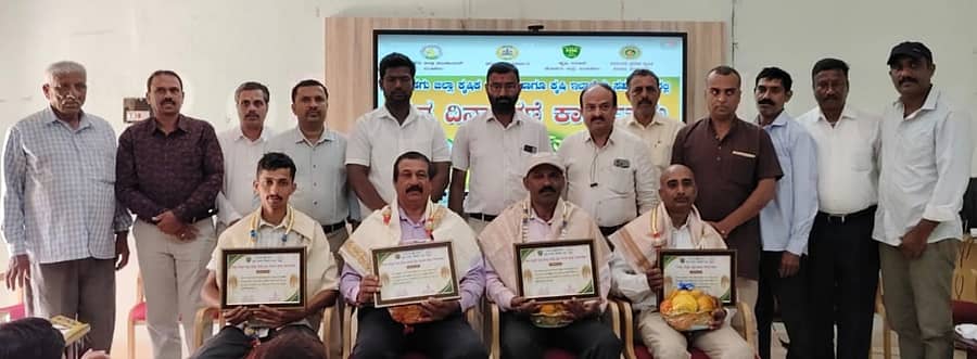 ಕುಶಾಲನಗರ ಸಮೀಪದ ಕೂಡಿಗೆ ಕೃಷಿ ತರಬೇತಿ ಕೇಂದ್ರದಲ್ಲಿ ಏರ್ಪಡಿಸಿದ್ದ ರಾಷ್ಟ್ರೀಯ ರೈತ ದಿನಾಚರಣೆಯಲ್ಲಿ ಕೃಷಿ ಕ್ಷೇತ್ರದಲ್ಲಿ ಸಾಧನೆ ಮಾಡಿದ ಪ್ರಗತಿಪರ ಕೃಷಿಕರನ್ನು ಸನ್ಮಾನಿಸಲಾಯಿತು