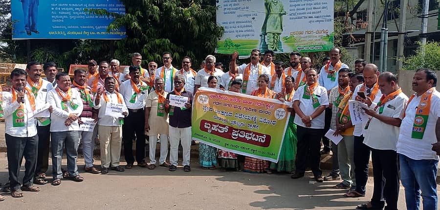 ಗದಗ ನಗರದ ಗಾಂಧಿ ವೃತ್ತದಲ್ಲಿ ಬಿಜೆಪಿ ಕಾರ್ಯಕರ್ತರು ಕಾಂಗ್ರೆಸ್‌ ಸರ್ಕಾರದ ವಿರುದ್ಧ ಬುಧವಾರ ಪ್ರತಿಭಟನೆ ನಡೆಸಿದರು