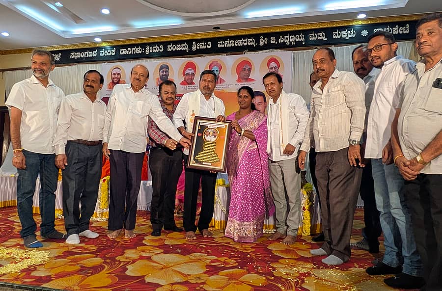 ಸಕಲೇಶಪುರದಲ್ಲಿ ಶಾಸಕ ಸಿಮೆಂಟ್ ಮಂಜು ಹುಟ್ಟುಹಬ್ಬದ ಅಂಗವಾಗಿ ಮಂಗಳವಾರ ನಡೆದ ಉಚಿತ ಆರೋಗ್ಯ ತಪಾಸಣಾ ಶಿಬಿರದಲ್ಲಿ ಮಲೆನಾಡು ವೀರಶೈವ ಸಂಘಟನೆಯ ಯಡೇಹಳ್ಳಿ ಆರ್. ಮಂಜುನಾಥ್ ಅವರು  ಶಾಸಕ ಸಿಮೆಂಟ್ ಮಂಜು ಬಗ್ಗೆ ಬರೆದ ಕವನವನ್ನು ಸ್ಮರಣ ಸಂಚಿಕೆಯಾಗಿ ನೀಡಲಾಯಿತು