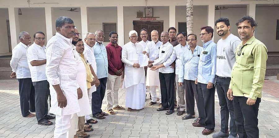 ಸಿಂಧನೂರಿನ ಮಾದಕ ದ್ರವ್ಯ ನಿರ್ಮೂಲನಾ ಒಕ್ಕೂಟದಿಂದ ಶಾಸಕ ಹಂಪನಗೌಡ ಬಾದರ್ಲಿ ಅವರಿಗೆ ಬುಧವಾರ ಮನವಿ ಪತ್ರ ಸಲ್ಲಿಸಲಾಯಿತು