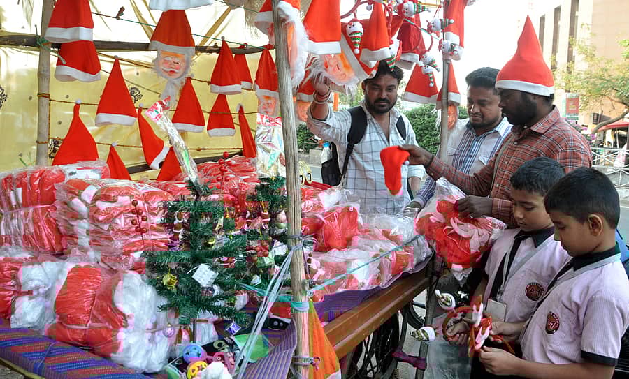 ವಿಜಯಪುರ ನಗರದ ಸ್ಟೇಷನ್ ರಸ್ತೆ ಪಕ್ಕದಲ್ಲಿ ಸಾಂಟಾ ಕ್ಲಾಸ್ ಟೊಪ್ಪಿ, ಕ್ರಿಸ್ಮಸ್ ಟ್ರೀಗಳ ಮಾರಾಟ ಜೋರಾಗಿತ್ತು –ಪ್ರಜಾವಾಣಿ ಚಿತ್ರ: ಸಂಜೀವ ಅಕ್ಕಿ