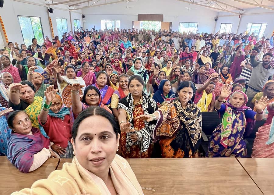 ಬೆಳಗಾವಿಯಲ್ಲಿ ಬುಧವಾರ ಸಚಿವೆ ಲಕ್ಷ್ಮೀ ಹೆಬ್ಬಾಳಕರ ಅವರನ್ನು ಭೇಟಿ ಮಾಡಲು ಬಂದ ಡೊಂಬಾರಿ ಸಮಯುದಾಯದ ಮಹಿಳೆಯರೊಂದಿಗೆ ಸಚಿವೆ ಸೆಲ್ಫಿ ಕ್ಲಿಕ್ಕಿಸಿಕೊಂಡು ಸಂಭ್ರಮಿಸಿದರು