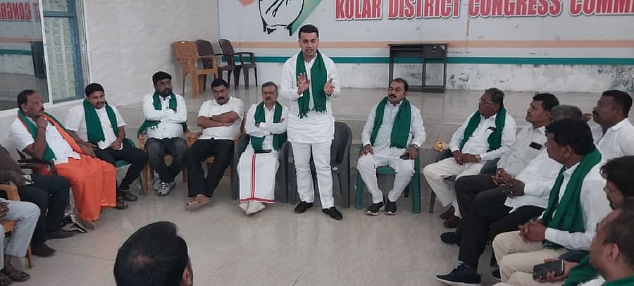 ಕೋಲಾರದಲ್ಲಿ ಬುಧವಾರ ನಡೆದ ಜಿಲ್ಲಾ ಕಿಸಾನ್ ಕಾಂಗ್ರೆಸ್ ಸಭೆಯಲ್ಲಿ ಎಐಸಿಸಿ ಕಾರ್ಯದರ್ಶಿ ಅಭಿಷೇಕ್ ದತ್ತ ಮಾತನಾಡಿದರು. ಸಚಿನ್ ಮಿಗಾ, ಸೀತಿಹೊಸೂರು ಮುರಳಿಗೌಡ, ಕೆ.ಜಯದೇವ್ ಪಾಲ್ಗೊಂಡಿದ್ದರು