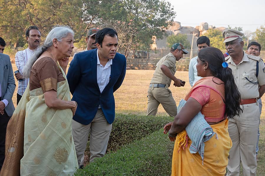 ಹಂಪಿಯ ಆನೆಲಾಯ ಪ್ರದೇಶದಲ್ಲಿ ಸ್ಚಚ್ಛತಾ, ತೋಟದ ಕೆಲಸಗಾರರ ಸಂಬಳ ವಿಚಾರಿಸಿದ ಕೇಂದ್ರ ಸಚಿವೆ ನಿರ್ಮಲಾ ಸೀತಾರಾಮನ್ –ಚಿತ್ರ: ಶಿವಶಂಕರ ಬಣಗಾರ
