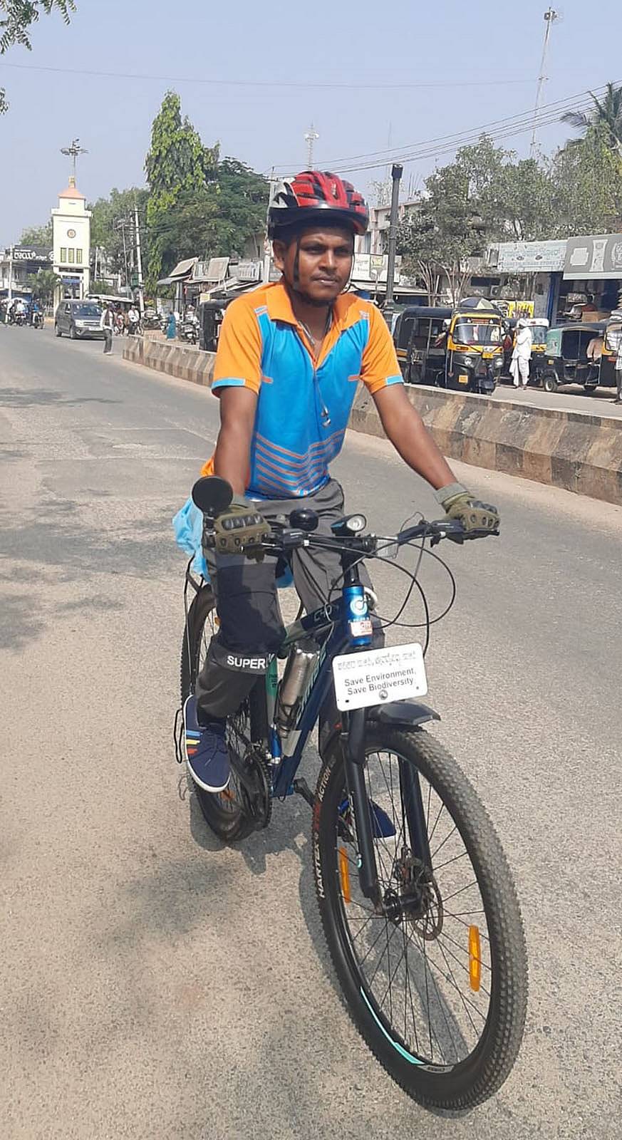 ಹೂವಿನಹಡಗಲಿ ತಾಲ್ಲೂಕು ಮುದೇನೂರು ಗ್ರಾಮದ ಕೆ.ನವೀನಕುಮಾರ್ ಪಂಜಾಬ್ ರಾಜ್ಯಕ್ಕೆ ಸೈಕಲ್ ಯಾತ್ರೆ ಆರಂಭಿಸಿರುವುದು