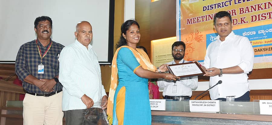 ‘ನಳ ಜಲ ಮಿತ್ರ’ ಕಾರ್ಯಕ್ರಮದಡಿ ತರಬೇತಿ ಪಡೆದ ಮಹಿಳೆಯರಿಗೆ ಸಂಸದ ಕ್ಯಾ.ಬ್ರಿಜೇಶ್ ಚೌಟ ಅವರು ಪರಿಕರಗಳ ಕಿಟ್ ಅನ್ನು ಕಾರ್ಯಕ್ರಮದಲ್ಲಿ ಬುಧವಾರ ಹಸ್ತಾಂತರಿಸಿದರು.